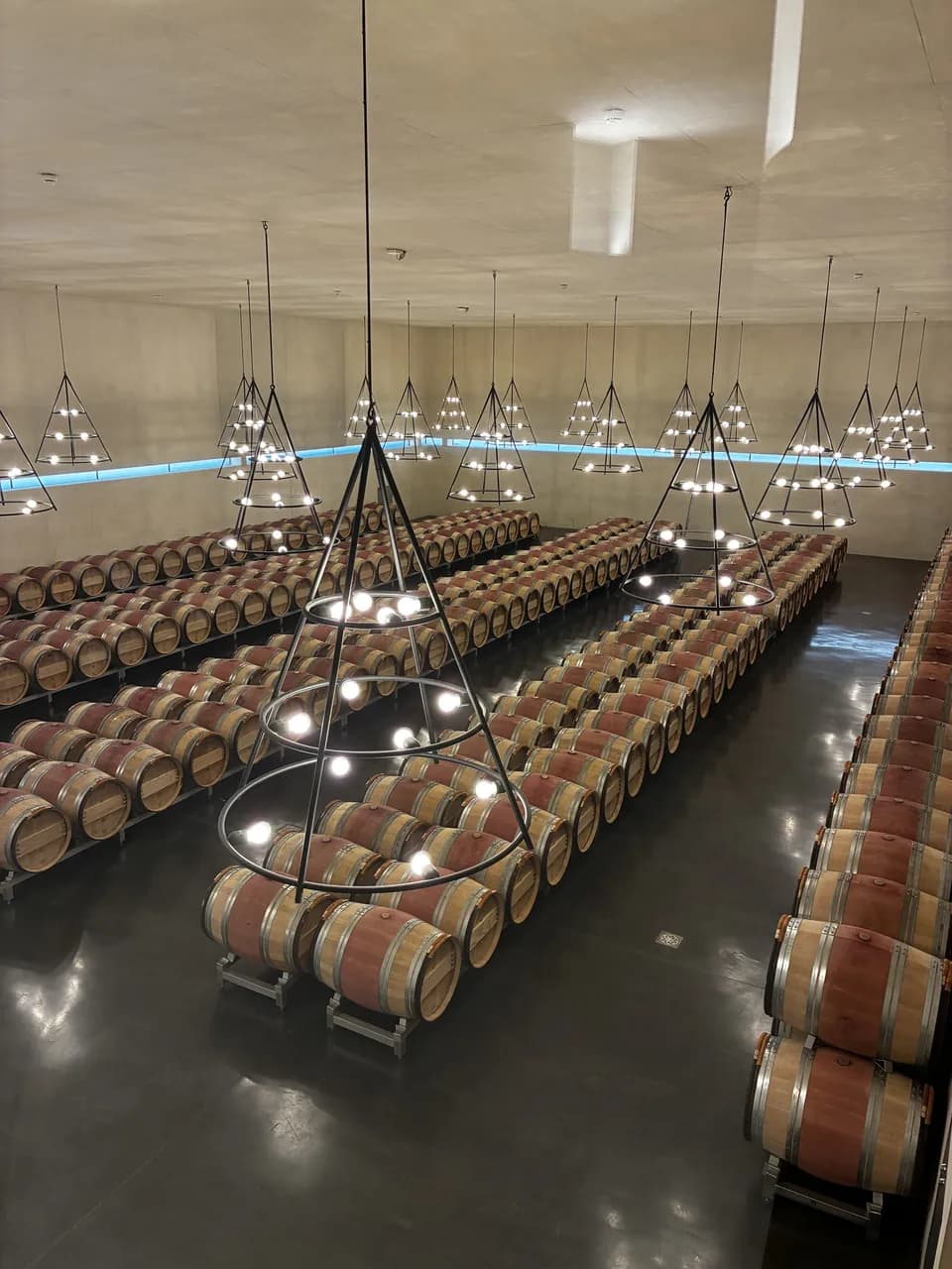 Fasskeller von Château Bélair-Monange mit Kronleuchtern