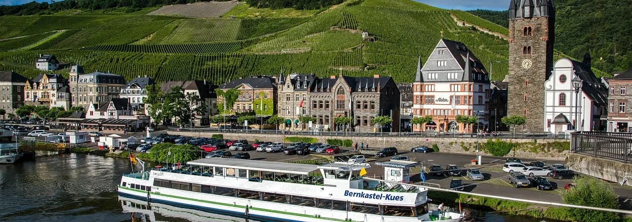 Bernkastel an der Mosel mit Weinbergen — Motiv für Baden