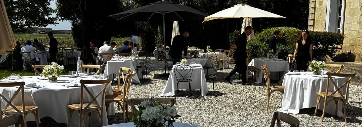 Mittagstafeln vor Château Belgrave, Bordeaux — eigene Aufnahme von der Primeur-Reise — Motiv für Elsass
