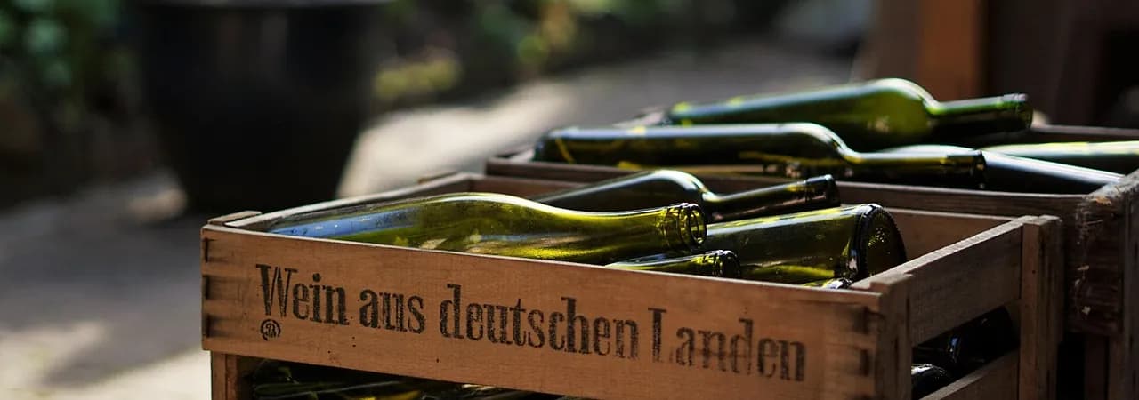 Weinflaschen in einer Holzkiste