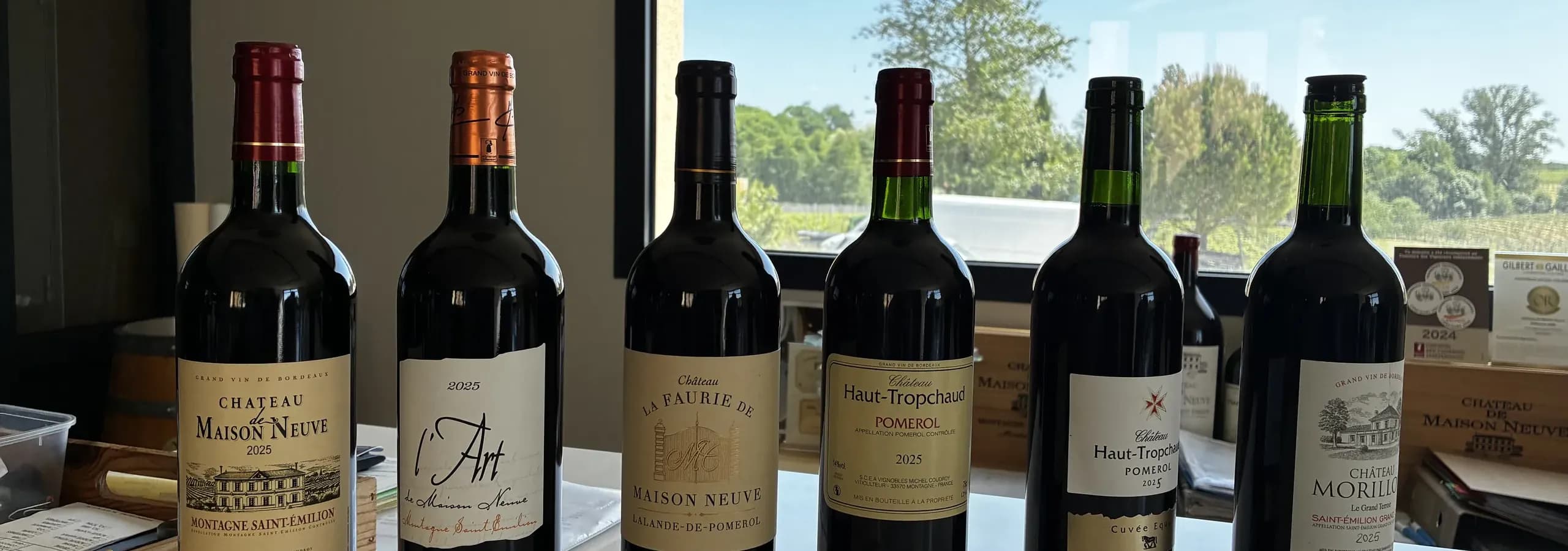 Pomerol-Flaschen am Fenster — eigene Aufnahme
