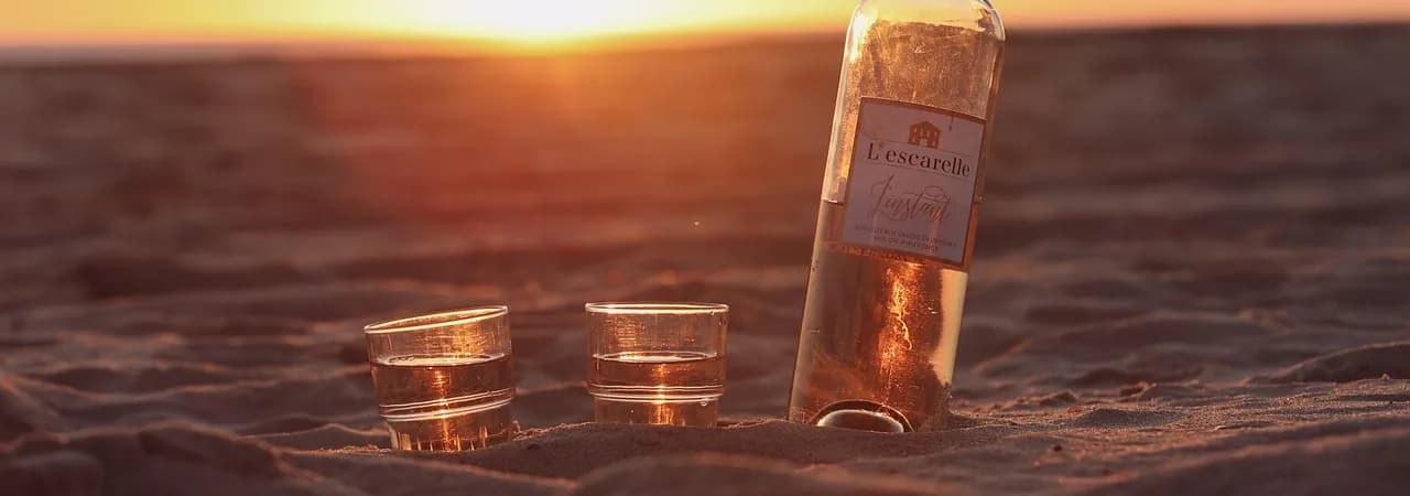 Roséwein am Strand im Abendlicht