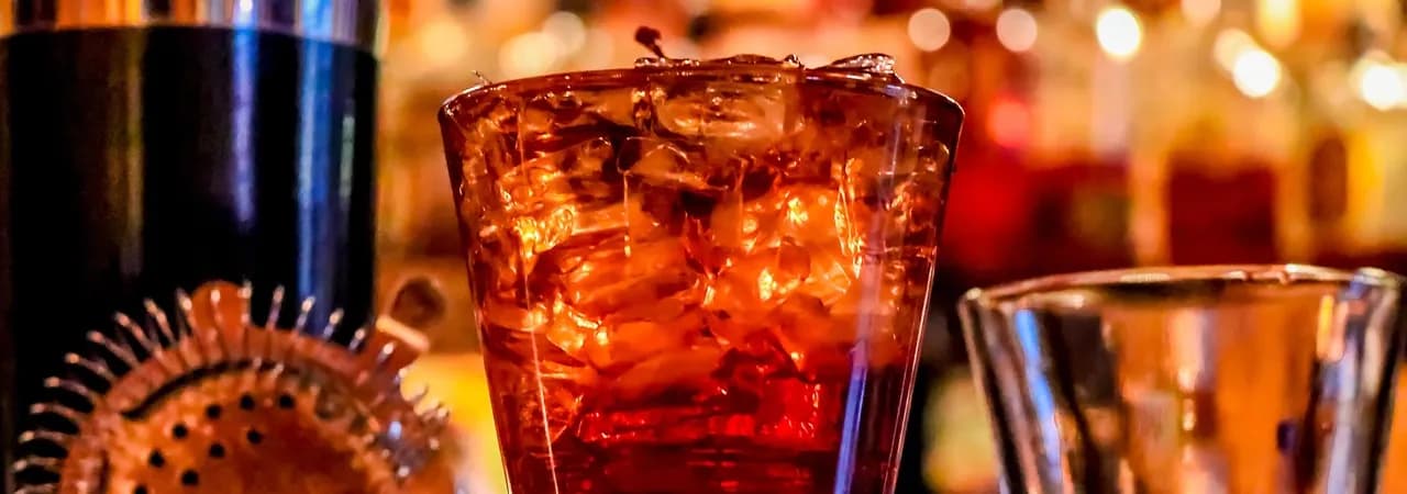 Bar mit Spirituosen und Gläsern
